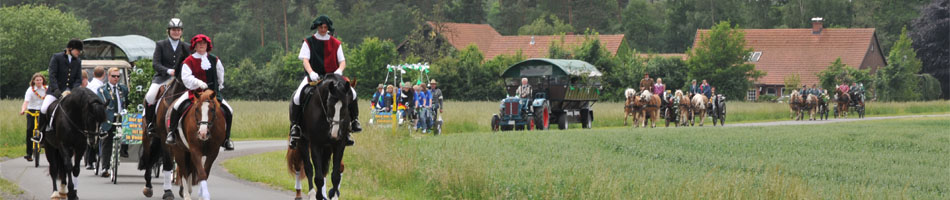 Reiter und Kutschen im Umzug